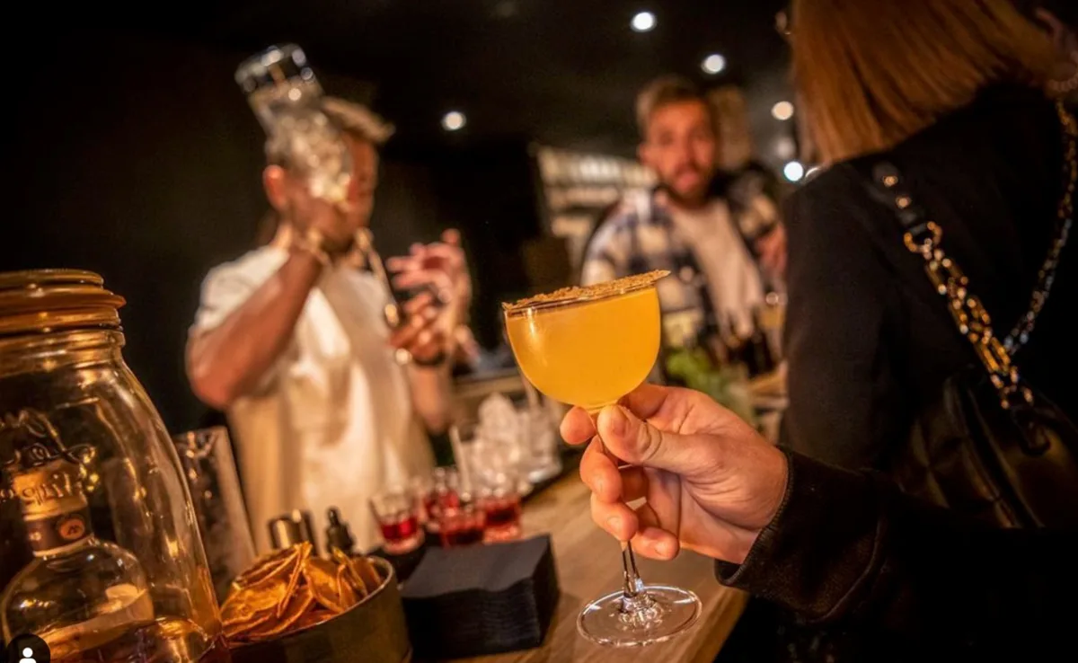 Cocktail servi au comptoir du Bar Bitter, rue de la Casquette à Liège, devant les bartenders.