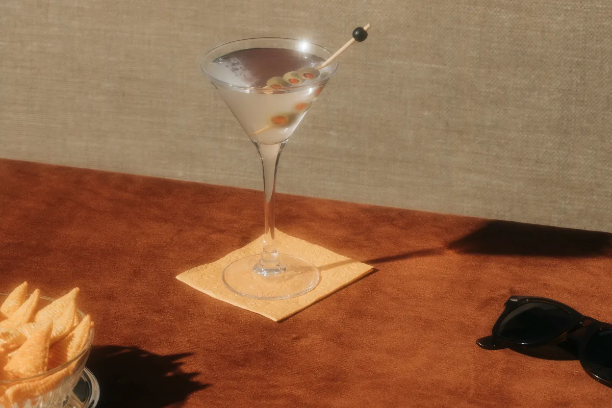 Cocktail de type martini servi chez Papa Soda, nouveau bar à cocktails du quai de la Goffe à Liège.