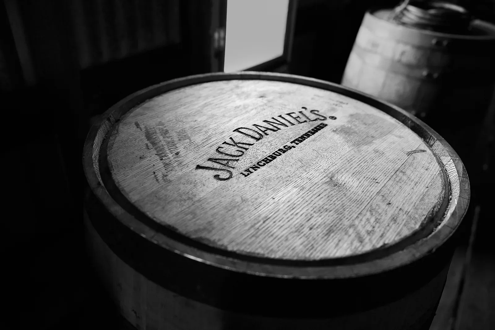 Fût de chêne marqué Jack Daniel's Lynchburg Tennessee, utilisé pour le vieillissement du Tennessee whiskey.