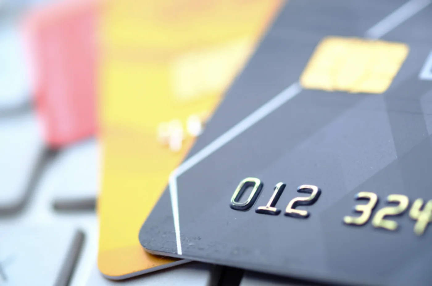 Cartes bancaires posées sur un clavier d'ordinateur, illustrant les risques de fraude au paiement dans l'horeca.