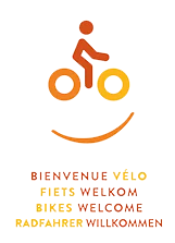 Logo du label Bienvenue Vélo, en quatre langues, qui signale l'accueil des cyclistes.