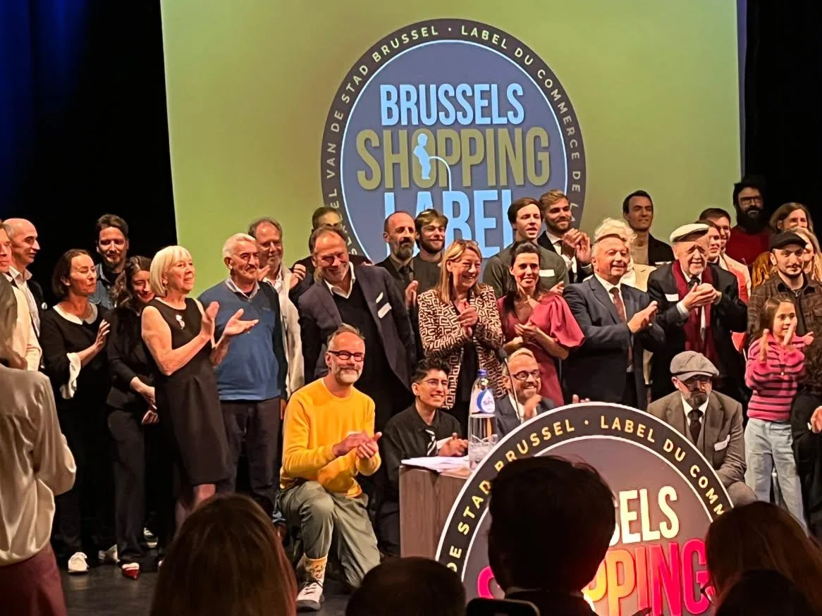 Remise des Brussels Shopping Labels 2026 aux commerces bruxellois : lauréats réunis sur scène devant le logo du Label du Commerce.